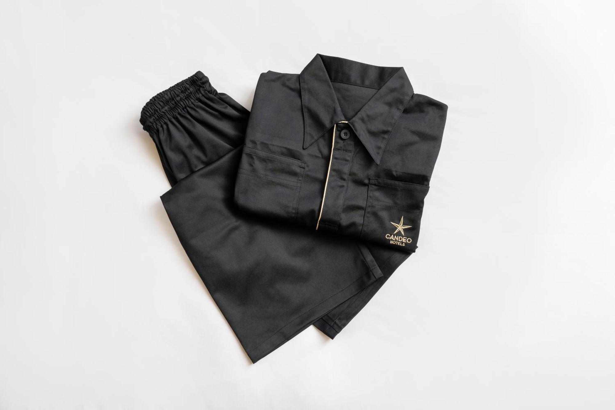 Candeo Hotels Osaka The Tower Номер фото A set of black overalls
