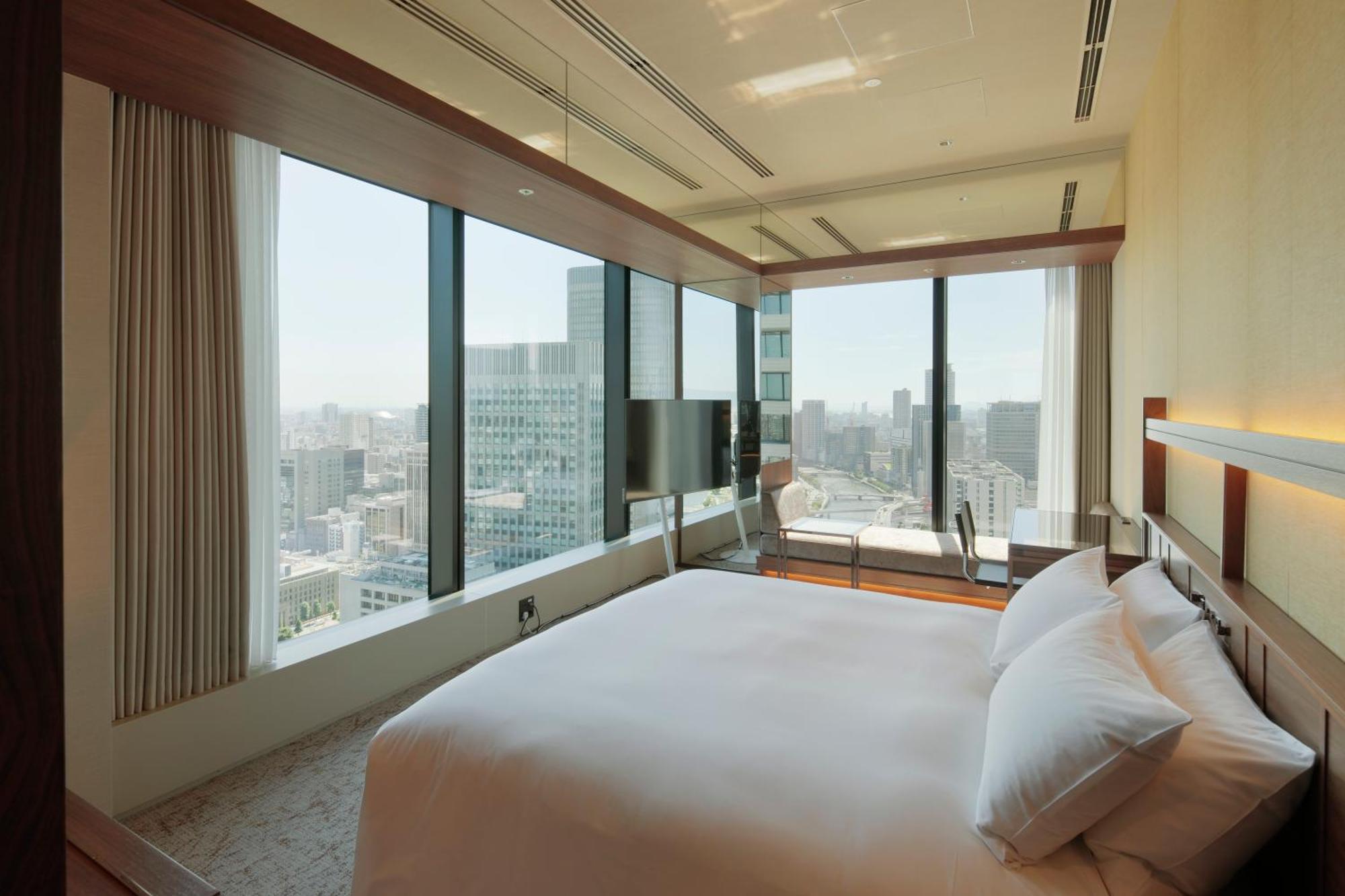 Candeo Hotels Osaka The Tower Экстерьер фото A bedroom at the hotel