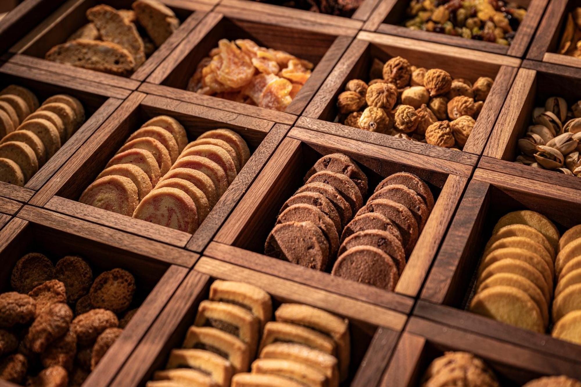 Candeo Hotels Osaka The Tower Экстерьер фото A selection of biscuits